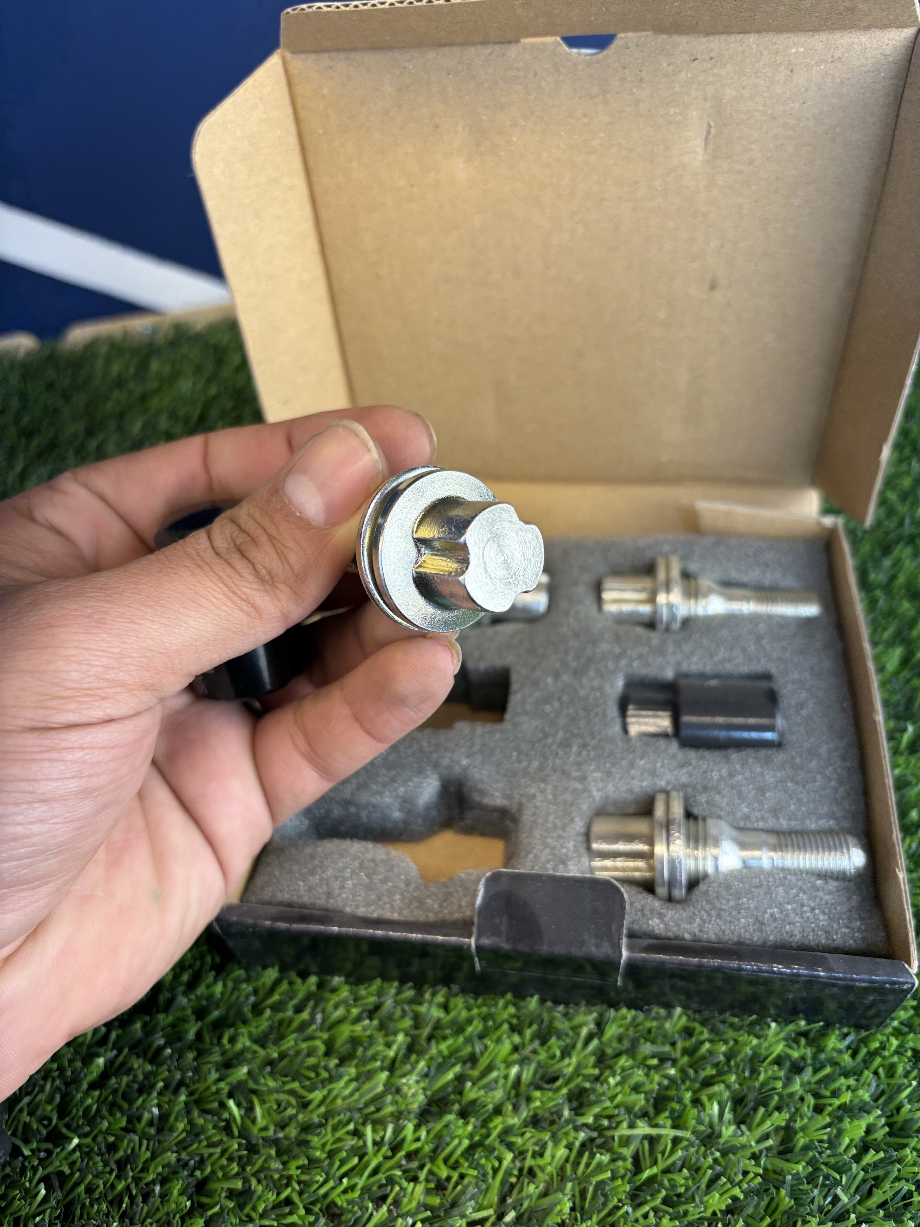 قفل رینگ مخصوص خودرو های رینگ اسپرت 206 207 رانا